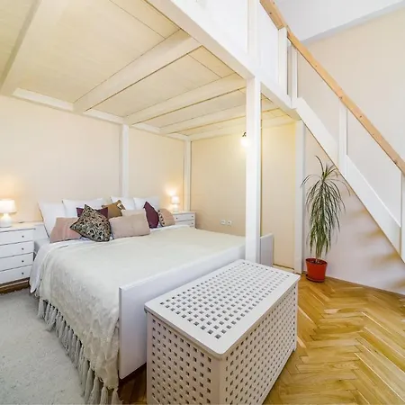Vintage Apartment *